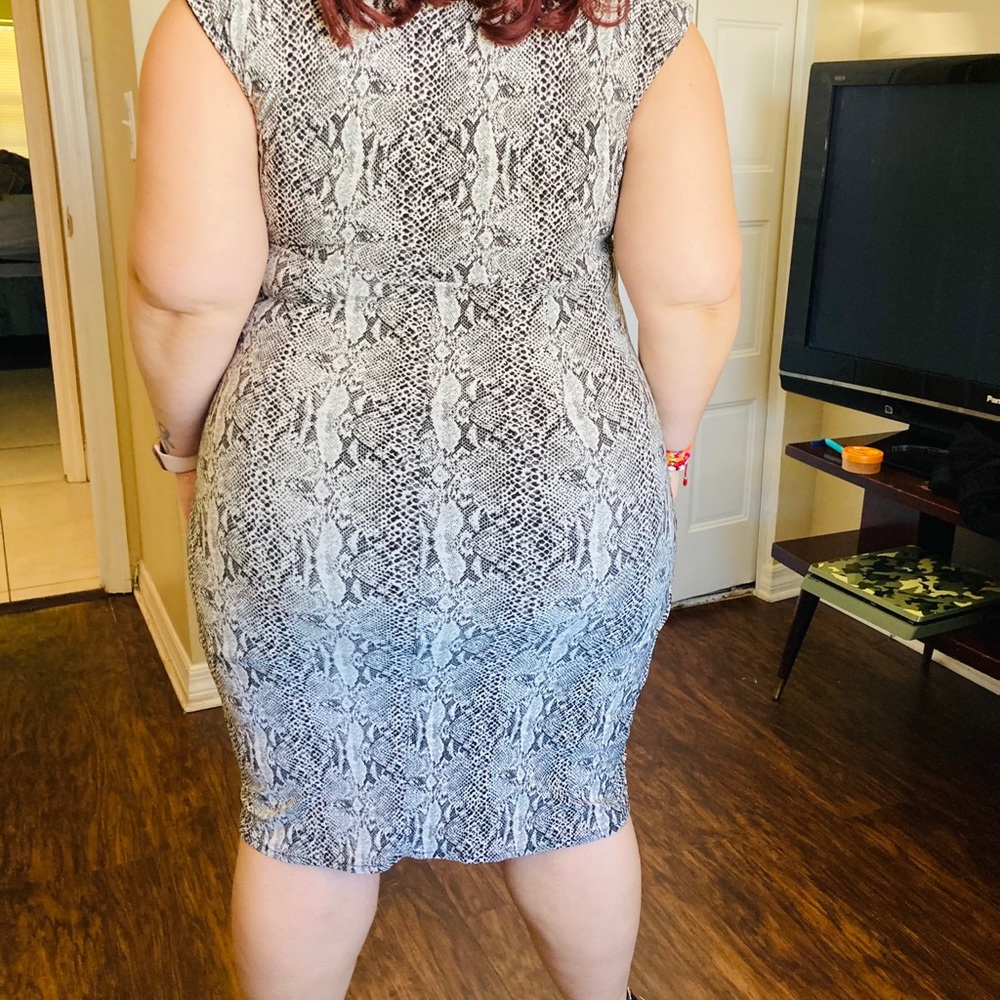 Dress - Picture 8 of 8